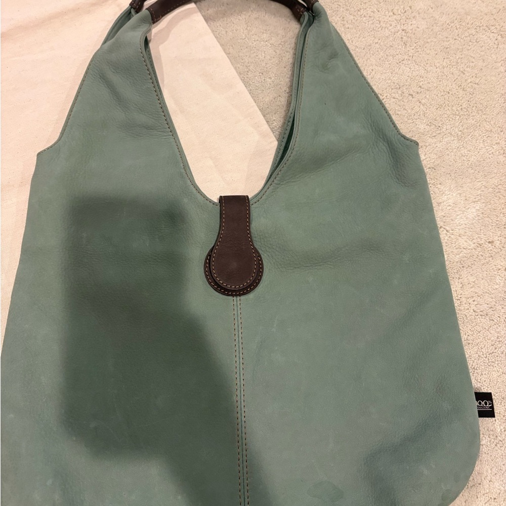 100% leather Italian bag.